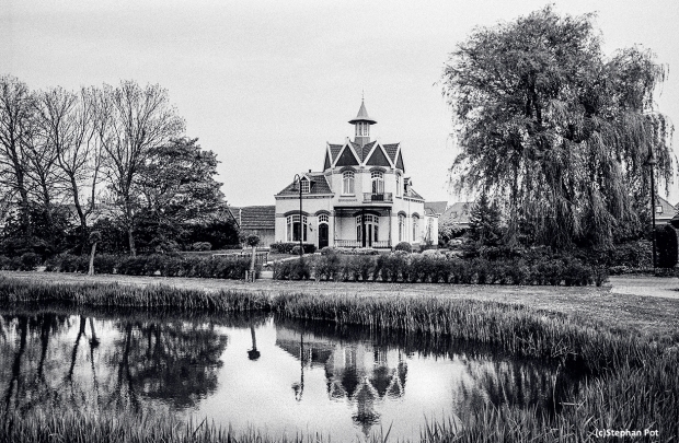 Villa "Stadszicht", Tholen (2015) Olympus OM-1n with Zuiko 28mm with red filter and loaded with Ilford FP4 Plus